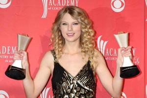 taylor swift en la sala de prensa de la 44ª edición de los premios de la academia de música country en el mgm grand arena de las vegas, nv, el 5 de abril de 2009 foto