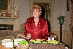 jeanne cooper en el set de los jóvenes y los inquietos celebrando el 80 cumpleaños de jeanne cooper en los angeles, ca el 24 de octubre de 2008 foto