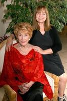 jeanne cooper y tricia en una fiesta privada de cumpleaños número 80 para jeanne cooper organizada por lee bell en su casa en beverly hills, ca el 23 de octubre de 2008 foto