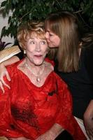 jeanne cooper y tricia en una fiesta privada de cumpleaños número 80 organizada por lee bell en su casa en beverly hills, ca el 23 de octubre de 2008 foto