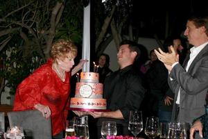 jeanne cooper con su pastel de cumpleaños en una fiesta privada de cumpleaños número 80 para jeanne cooper organizada por lee bell en su casa en beverly hills, ca el 23 de octubre de 2008 foto