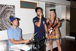 zach levi, joshua gomez, ashley campbell chuck kickoff party presentado por guitar hero five roosevelt hotel pool los angeles, ca 10 de octubre de 2009 foto