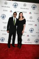 geena davis llegando al carrusel de la bola de la esperanza en el hotel bevelry hilton, en beverly hills, ca el 25 de octubre de 2008 foto