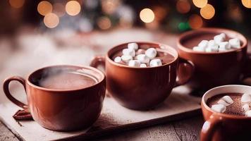 chocolate quente na mesa festiva de natal. loop cinematográfico. clipe repetível. video