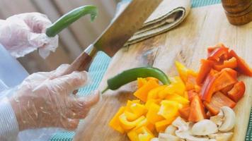 filmado no controle deslizante de legumes frescos e picados. pimentos de várias cores e cogumelos com cebola roxa video