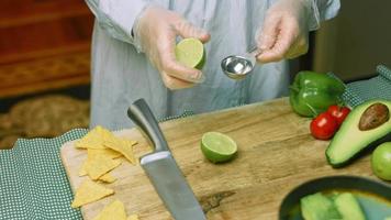 salade de guacamole avec nachos et drapeau mexicain video