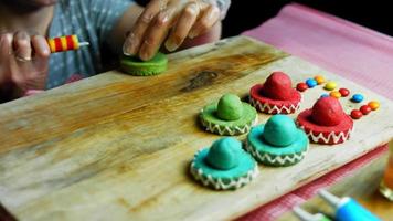 I draw lines with glaze at Mexican Sombrero cookies in three colors video