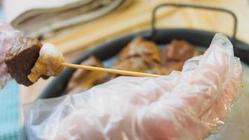 carne de res marinada en salsa de soja envuelta en plástico en una bandeja retro. fotografía macro. hay burbujas de aire video