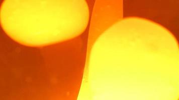 lava naranja moviéndose dentro de una lámpara de lava