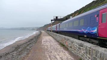 tren que viaja a lo largo de la costa video