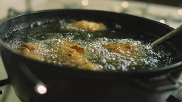 Fry chicken legs and wings in oil. The meat has a layer of flour with spices video