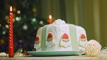 coloquei o creme no bolo com a ajuda de um saco de confeitar. bolo de natal com biscoitos de gengibre em forma de papai noel video