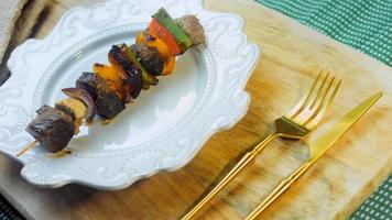 kebabs de carne marinada com legumes preparados na grelha video