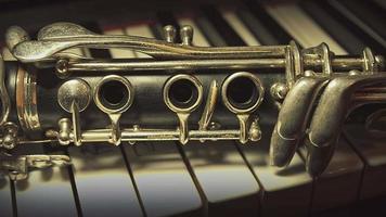 un antiguo piano inclinado con clarinete video