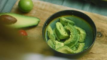Guacamole-Salat mit Nachos und mexikanischer Flagge video