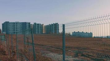 nouvelles maisons construites dans le désert. filmer derrière la clôture video