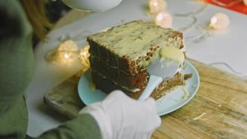 bolo de natal com biscoitos de gengibre em forma de papai noel. atmosfera de férias com velas e luzes video