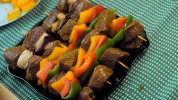 brochettes de boeuf mariné aux légumes préparés sur le gril video