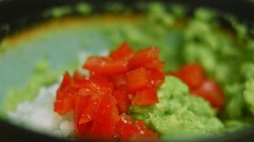 ensalada de guacamole con nachos y bandera mexicana video