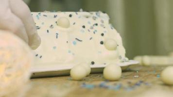 Cake with green dough, sour cherries and sour cream. It also has food ornament and the red star cake video