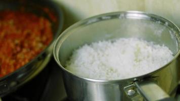 mescolare il tacchino carne e il ingredienti quello siamo fritte nel il padella. cucinare chili con carne, messicano cucina video