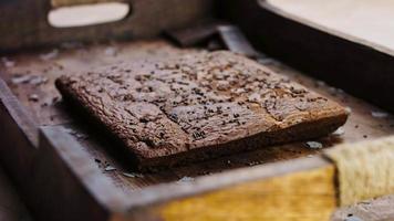 gâteau brownie décoré de chocolat émietté video