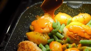 Honig-Senf-Huhn und Gemüse Rezept. Dreharbeiten im Retro-Stil