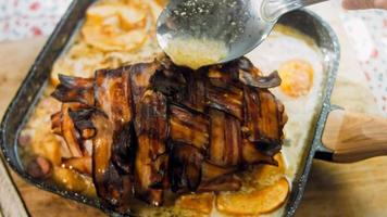 spek ingepakt varkensvlees lendenen geroosterd in appel cider recept. varkensvlees gekookt Aan een rooster pan video