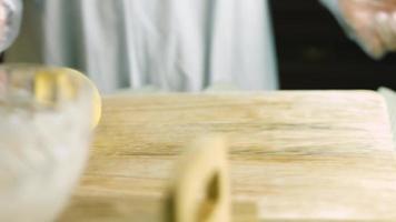 io decorare Pan di zenzero biscotti con reale glassatura. il migliore fatti in casa Pan di zenzero biscotto video