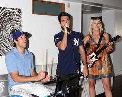 zach levi, joshua gomez, ashley campbell chuck kickoff party presentado por guitar hero five roosevelt hotel pool los angeles, ca 10 de octubre de 2009 foto