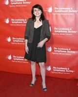 mae whitman celebridad rock n bowl en beneficio de la sociedad de leucemia y linfoma lucky strike bowling alley los angeles, ca 14 de enero de 2006 foto