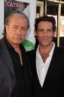 los angeles, 4 de agosto - edward james olmos, james callis llega al centro de rescate felino sa catbaret en el teatro belasco el 4 de agosto de 2013 en los angeles, ca foto