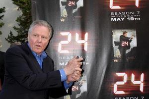 jon voight llegando a la proyección final de la temporada 24 temporada 8, y lanzamiento en dvd de la temporada 7 en el teatro wadworth en westwood, ca el 12 de mayo de 2009 foto