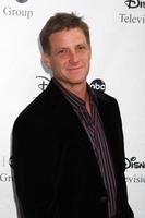 doug savant llegando a la fiesta abc tv tca en el langham huntington hotel and spa en pasadena, ca el 8 de agosto de 2009 foto