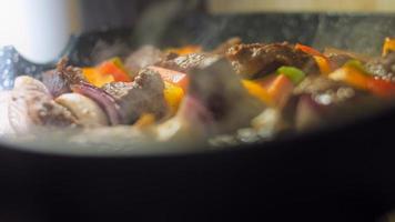 marinierte Rindfleischspieße mit auf dem Grill zubereitetem Gemüse video