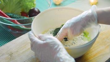 el chef extiende la masa verde con un rodillo. Tortillas preparadas y decoradas con espinacas y betabel. tortillas rojas y verdes video