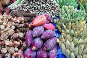 especias tropicales frescas, verduras y frutas en el mercado callejero. mercado matutino local en luang prabang, laos. foto