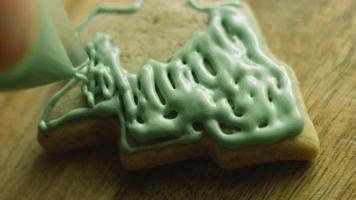 Je fais la forme d'un sapin avec de la pâte. le meilleur biscuit au pain d'épice fait maison video