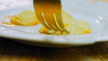 le chef prépare des biscuits aux pommes de terre à l'aide d'un sac alimentaire. biscuits aux pommes de terre recette canonique brie, parmesan et crème épaisse. prise de vue macro video