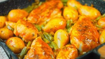 honungssenap kyckling och grönsaker recept. retro stil filmning video