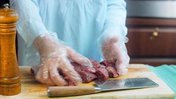 espetadas de carne marinada com legumes preparados na grelha. o chef apresenta almôndegas video