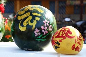 sandía y pomelo decorados para la celebración del año nuevo vietnamita en un mercado en hoi an, vietnam. la inscripción se traduce - prosperidad para ti, fortuna. foto