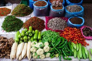 verduras tropicales frescas y especias en el mercado callejero. mercado matutino local en luang prabang, laos. foto