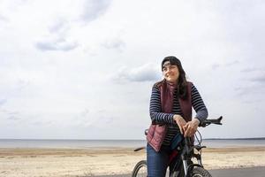 una mujer en bicicleta, andar en bicicleta, un carril bici foto