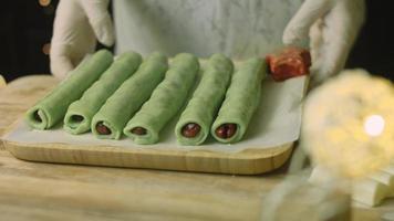 bolo com massa verde, ginjas e creme de leite. também tem enfeite de comida e o bolo estrela vermelha video