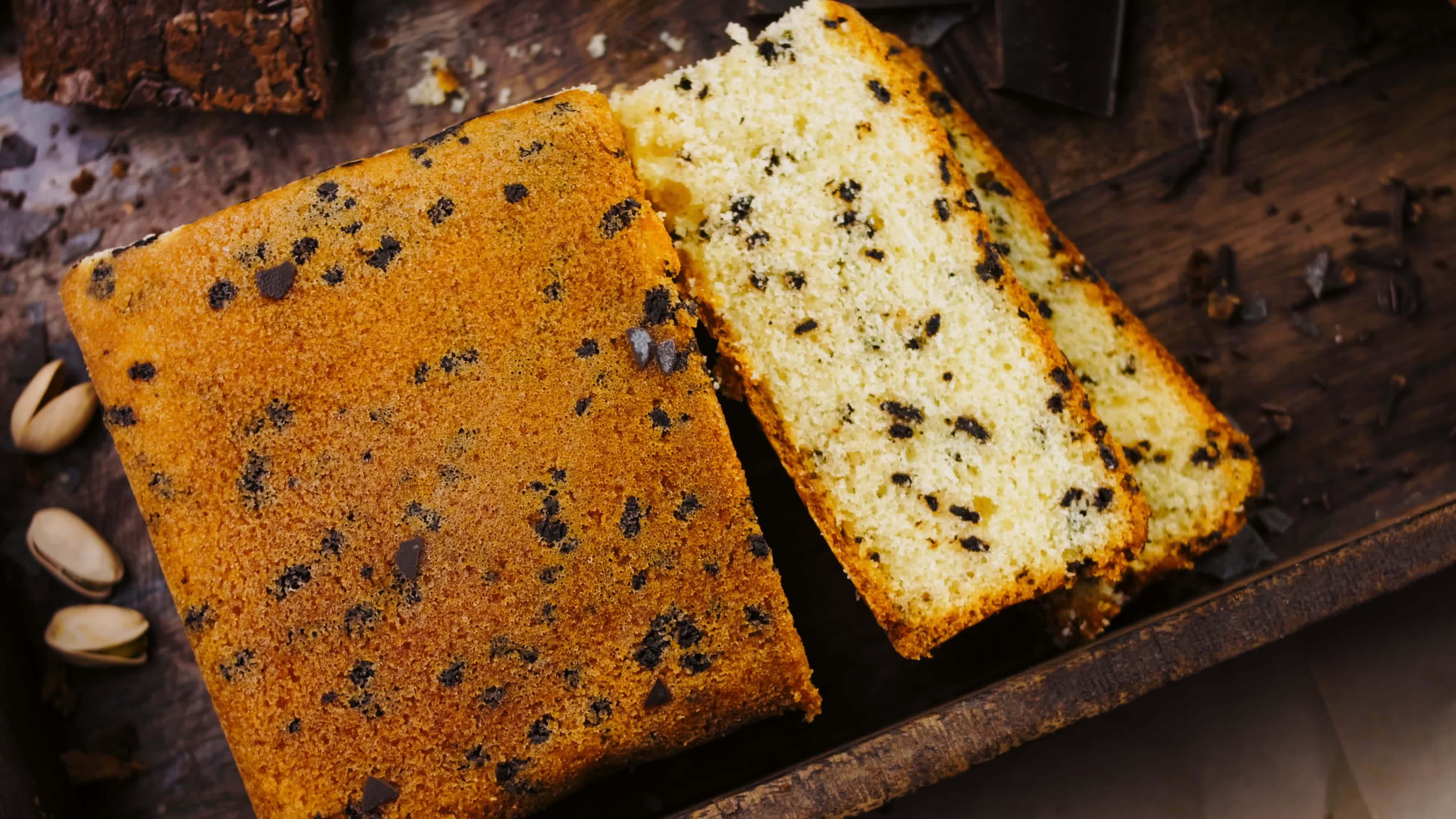 Stracciatella kuchen decorated with nuts and chocolate 14706463 Stock ...