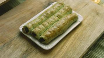 gâteau avec pâte verte, cerises acides et crème sure. il a également un ornement alimentaire et le gâteau étoile rouge video