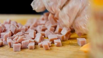 pastel de camote batat. Receta de patata y jamón y parmesano. fotografía macro video