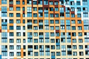 fachada multicolor de un edificio de varios pisos, vista de un moderno y colorido edificio residencial de varios pisos, balcones, ventanas, casa foto