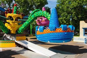 carruseles sombreros mexicanos en un parque de atracciones, carruseles y gente durante el verano en la ciudad, rusia foto